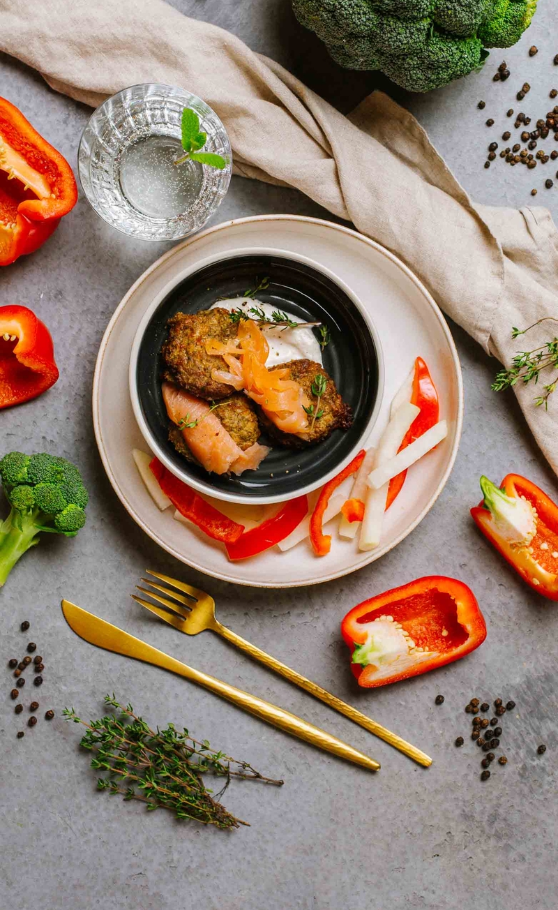 Keto placuszki brokułowe z orzechami włoskimi i wędzonym łososiem, dip chrzanowy, słupki warzyw