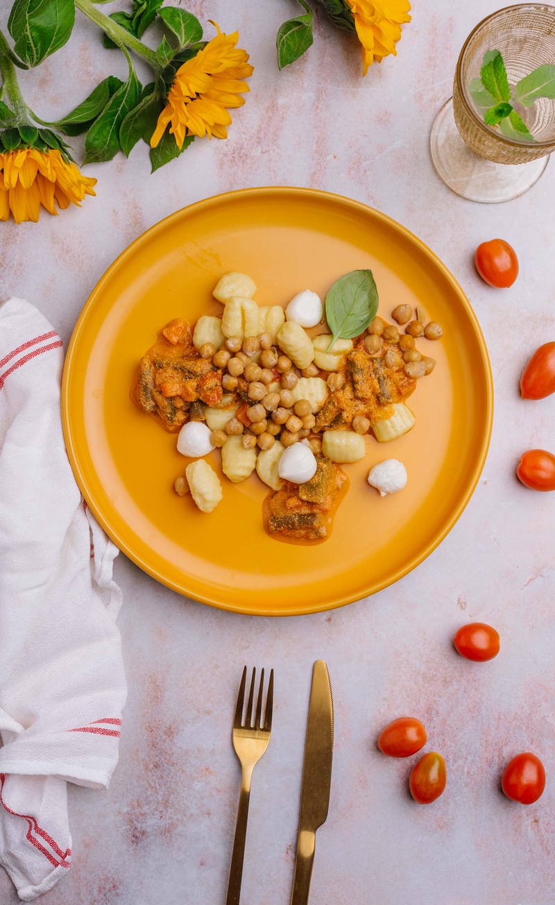 Ziemniaczane gnocchi w warzywnym sosie primavera z ciecierzycą i serem mozzarella