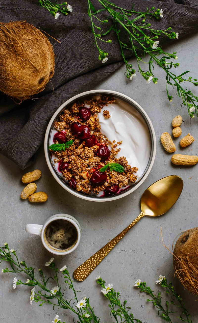 Granola z solonymi orzeszkami ziemnymi i czekoladą, jogurt kokosowy, karmelizowane wiśnie
