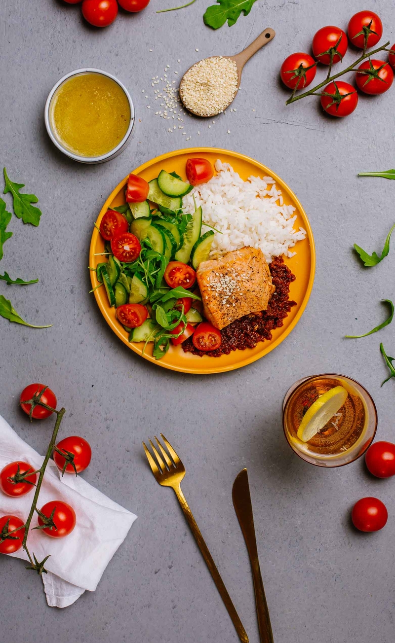 Łosoś z pomidorowym pesto, ryż jaśminowy, sałatka z rukolą i sosem winegret
