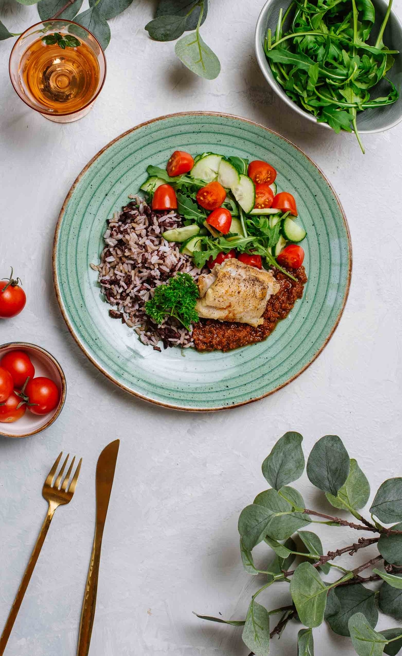 Karmazyn w suszonych pomidorach, mix ryżu, sałatka z rukolą