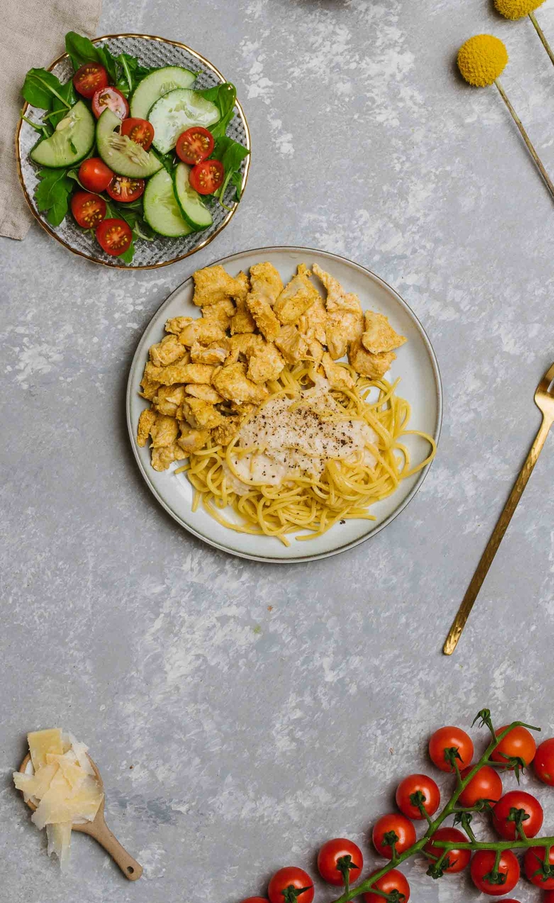 Indyk w sosie parmezanowym, bezglutenowe spaghetti, sałata z sosem winegret