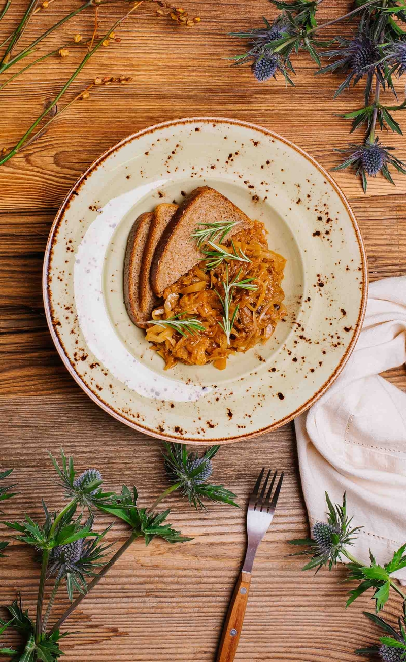 Bigos z suszoną śliwką i grzybami, chleb razowy