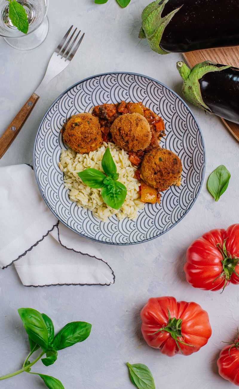 Ziołowe pulpeciki z tofu, sos pomidorowy z bakłażanem, cytrynowy makaron orzo z bazylią