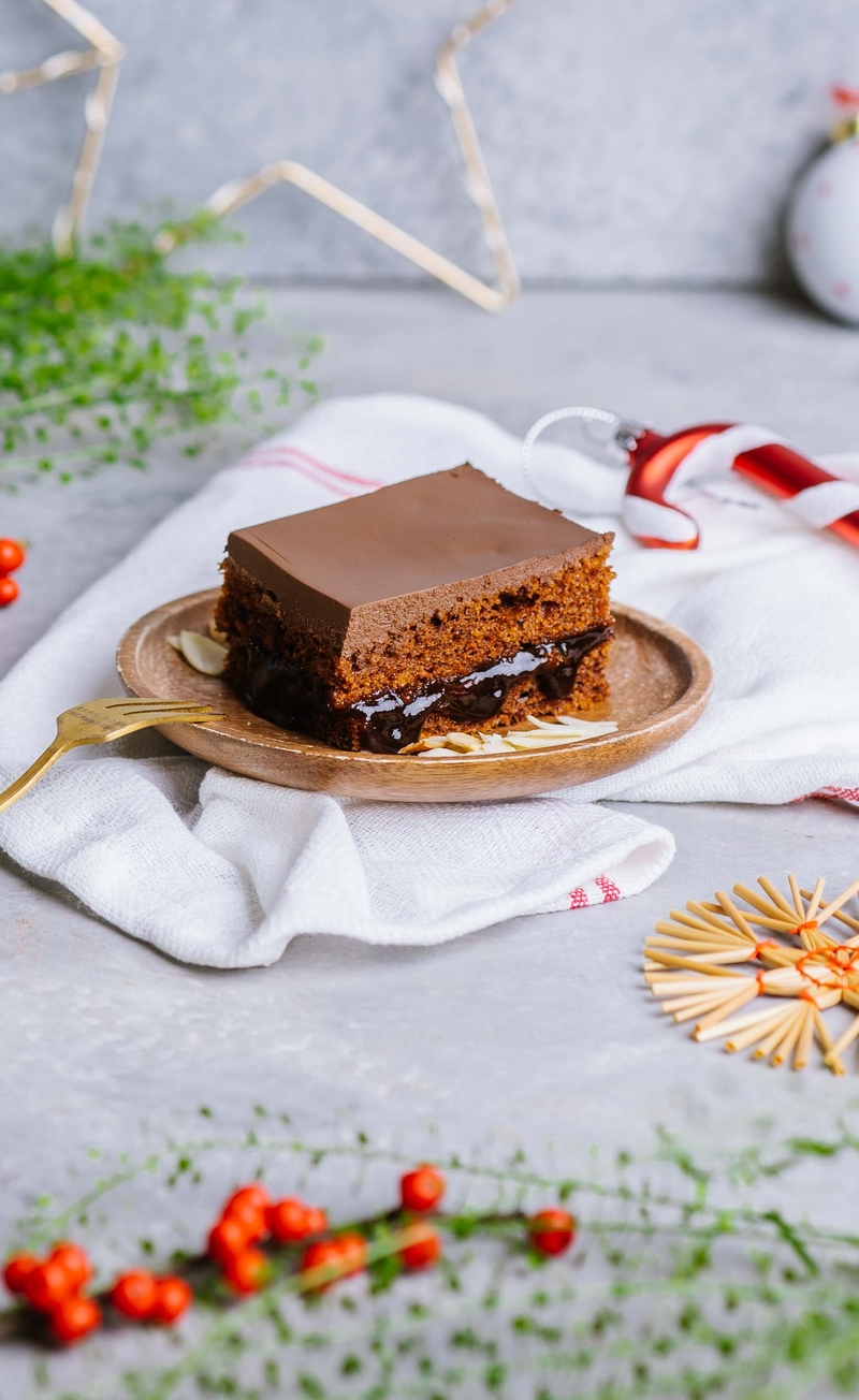 Wegański piernik z powidłami śliwkowymi i polewą czekoladową