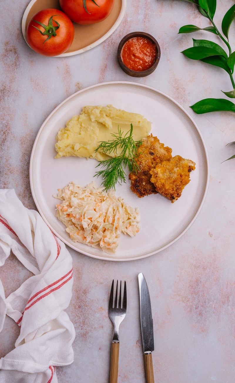 Kurczak w panierce, domowy ketchup, puree ziemniaczane, surówka colesław