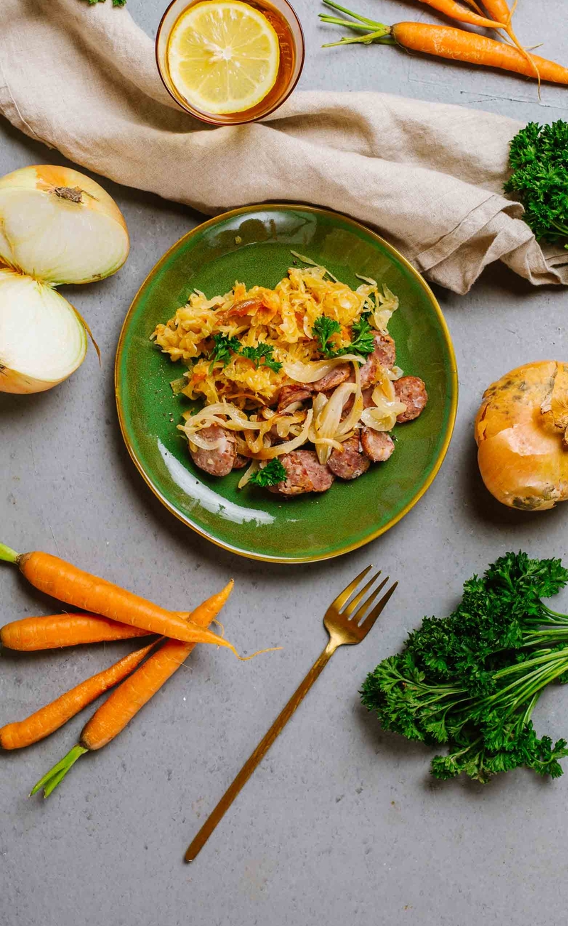 Pieczona keto kiełbasa z cebulką, duszona kapusta w pomidorach