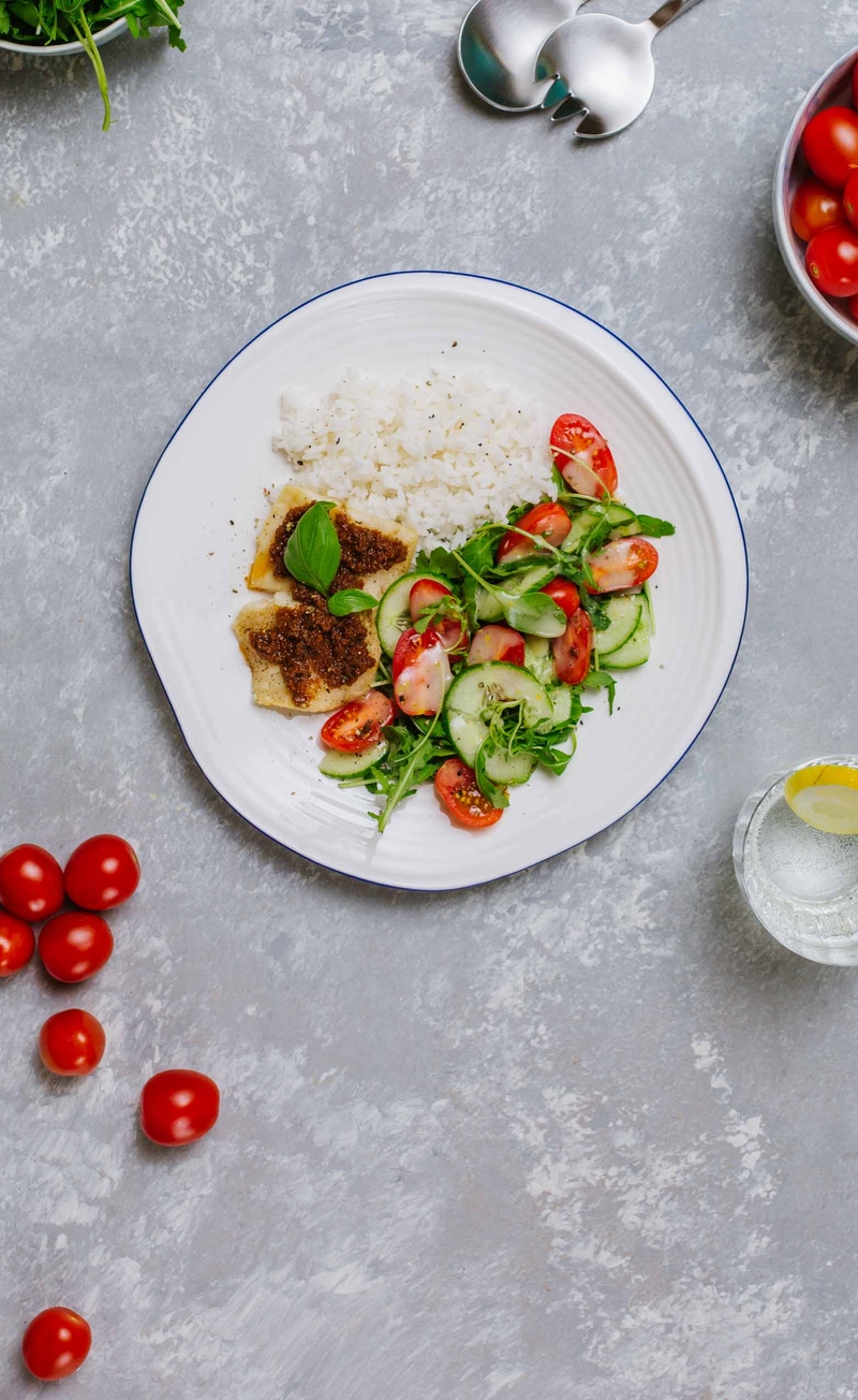 Miruna z pomidorowym pesto, ryż basmati, sałatka z rukolą i sosem winegret