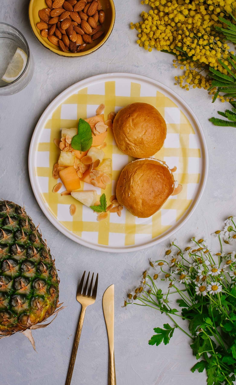 Drożdżowa bułeczka z bitą śmietaną, ananas, melon