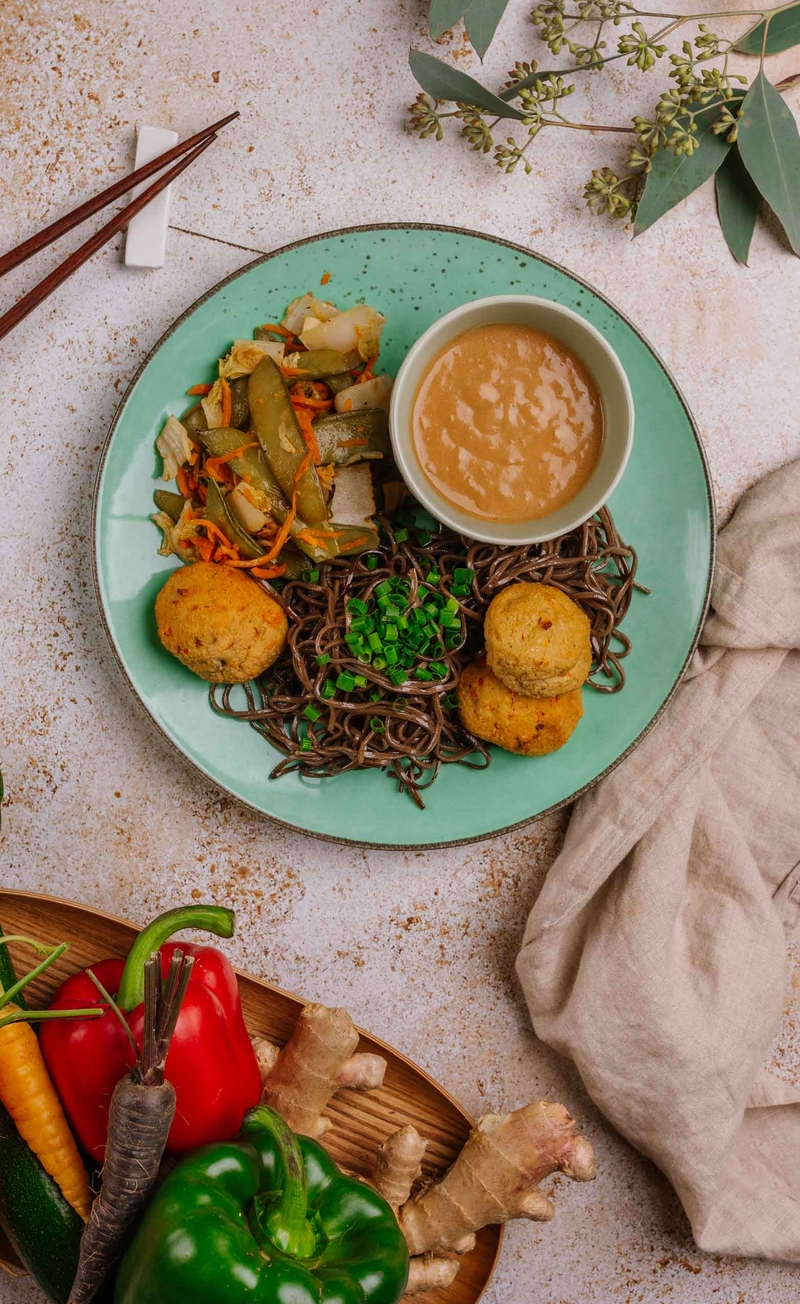 Wegańskie azjatyckie klopsiki w sosie z miso, makaron soba, warzywa z woka w glazurze sojowo-imbirowej
