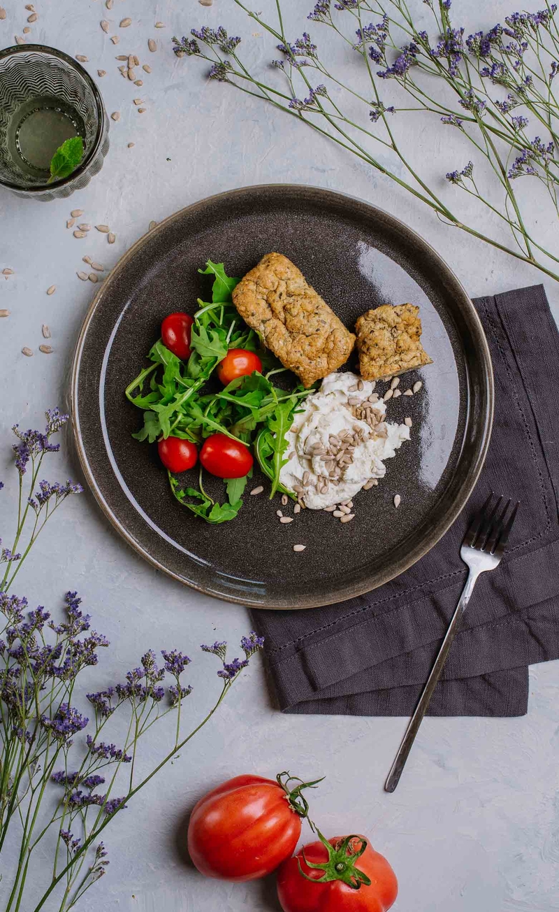 Keto chlebek z pastą na bazie mascarpone i sera Lazur z pestkami, rukola z pomidorkami