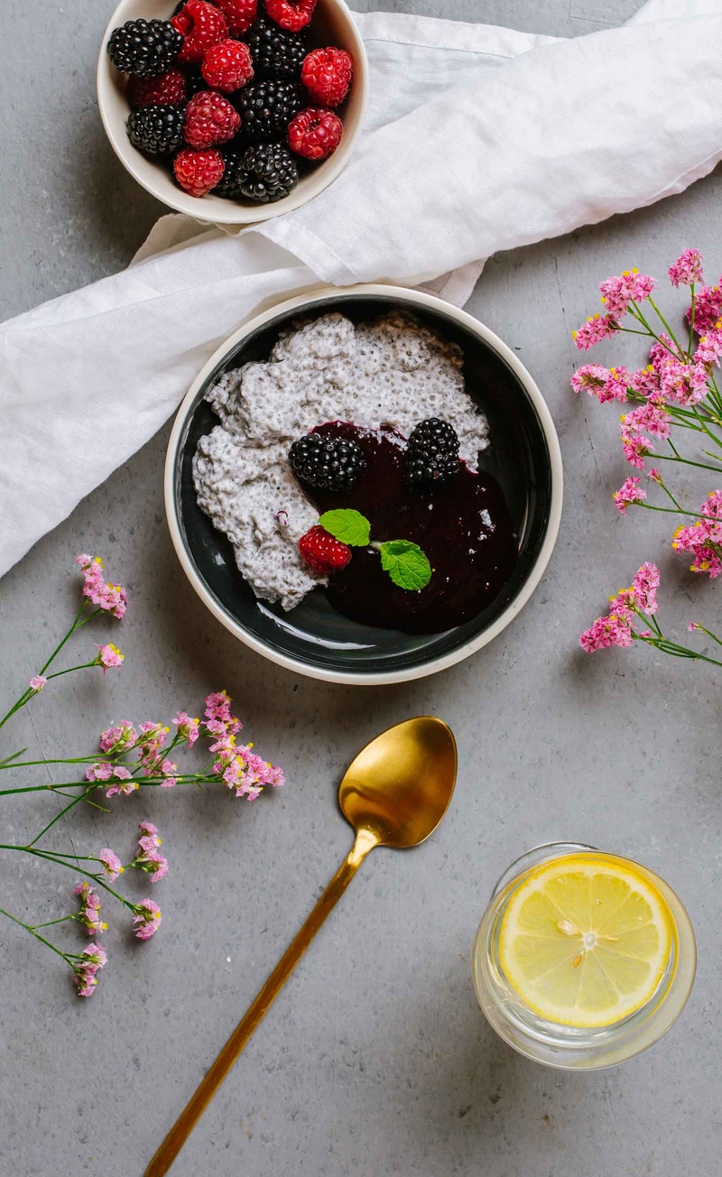 Ketogeniczny pudding chia z kokosem i sosem z owoców leśnych