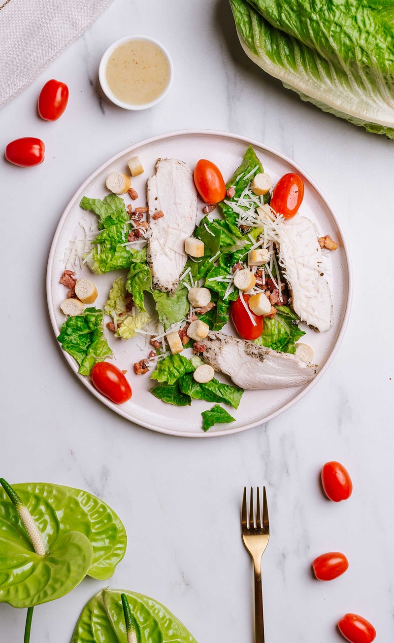 Insalata di pollo - rzymska sałata z piersią kurczaka, pancettą i serem Pecorino Romano, grzanki, sos winegret