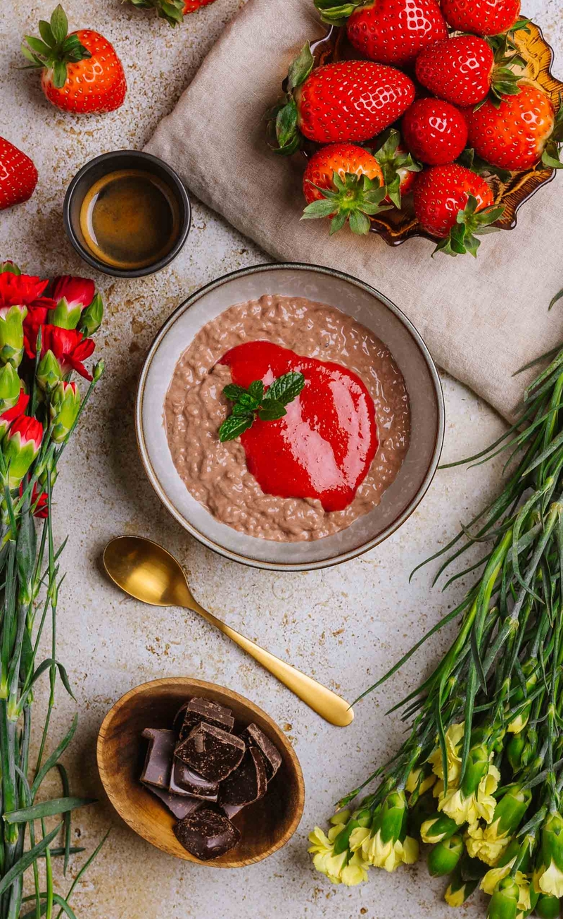 Czekoladowy pudding chia, mus truskawkowy bez cukru
