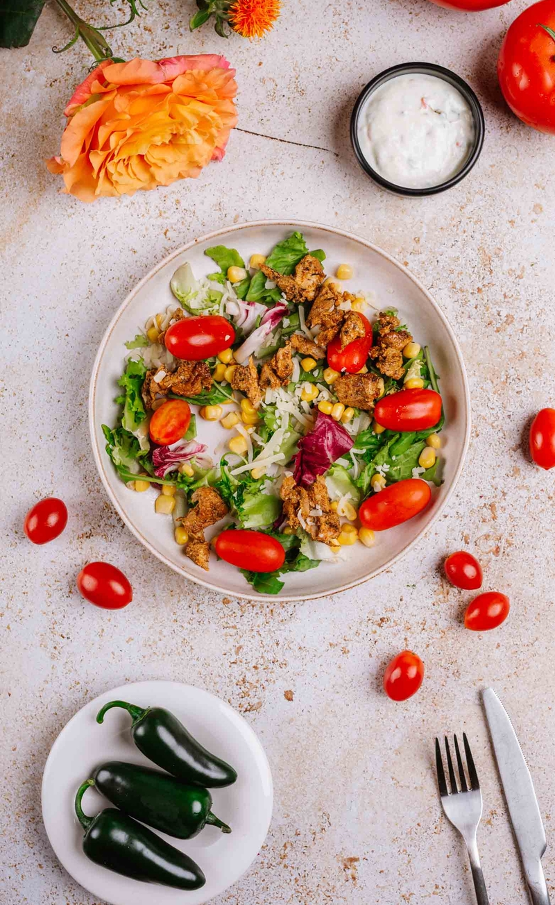 Sałatka z kurczakiem, kukurydzą i tartym serem cheddar, pikantny sos jalapeno
