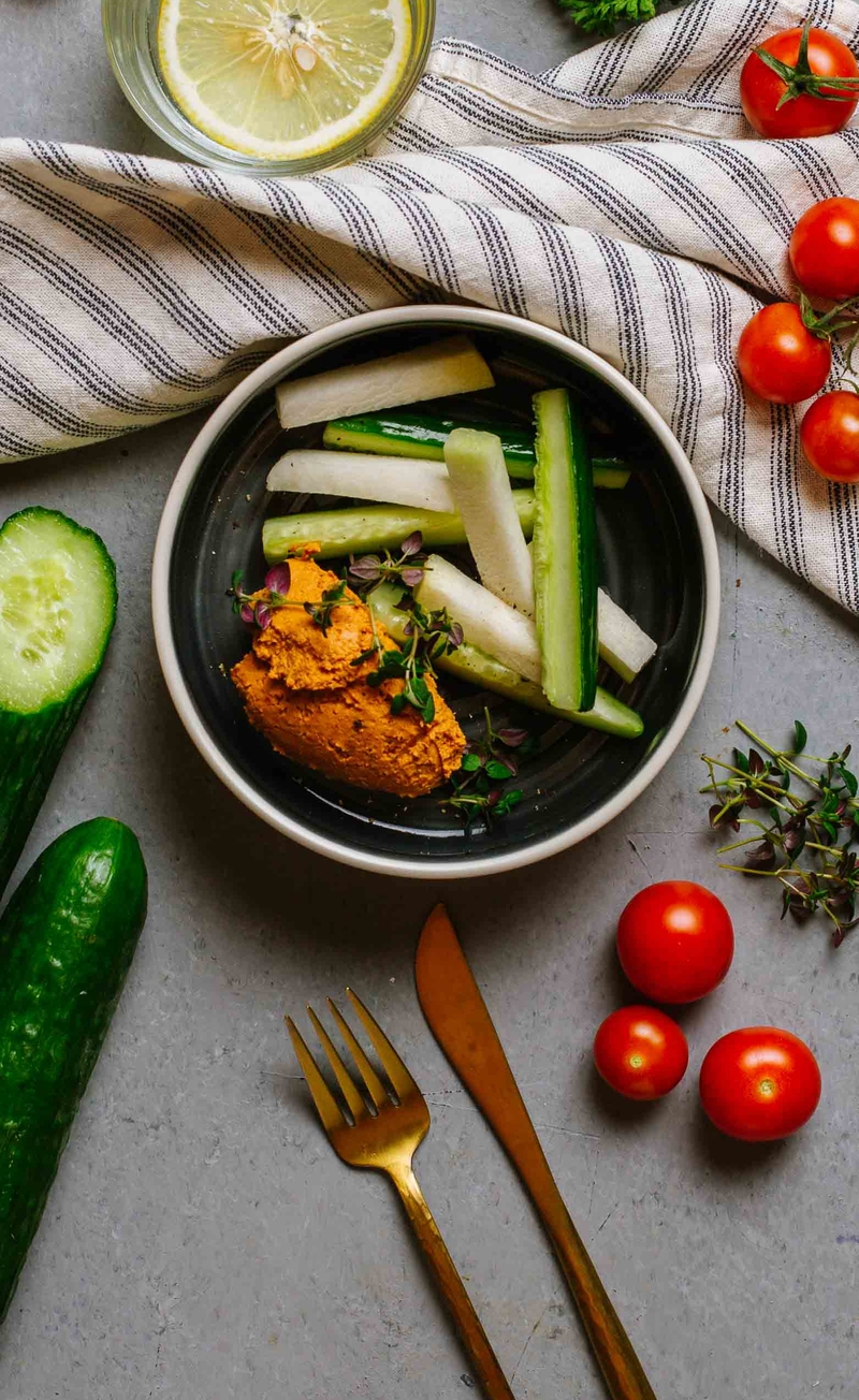 Keto dip pomidorowy, słupki białej rzodkwi i ogórka