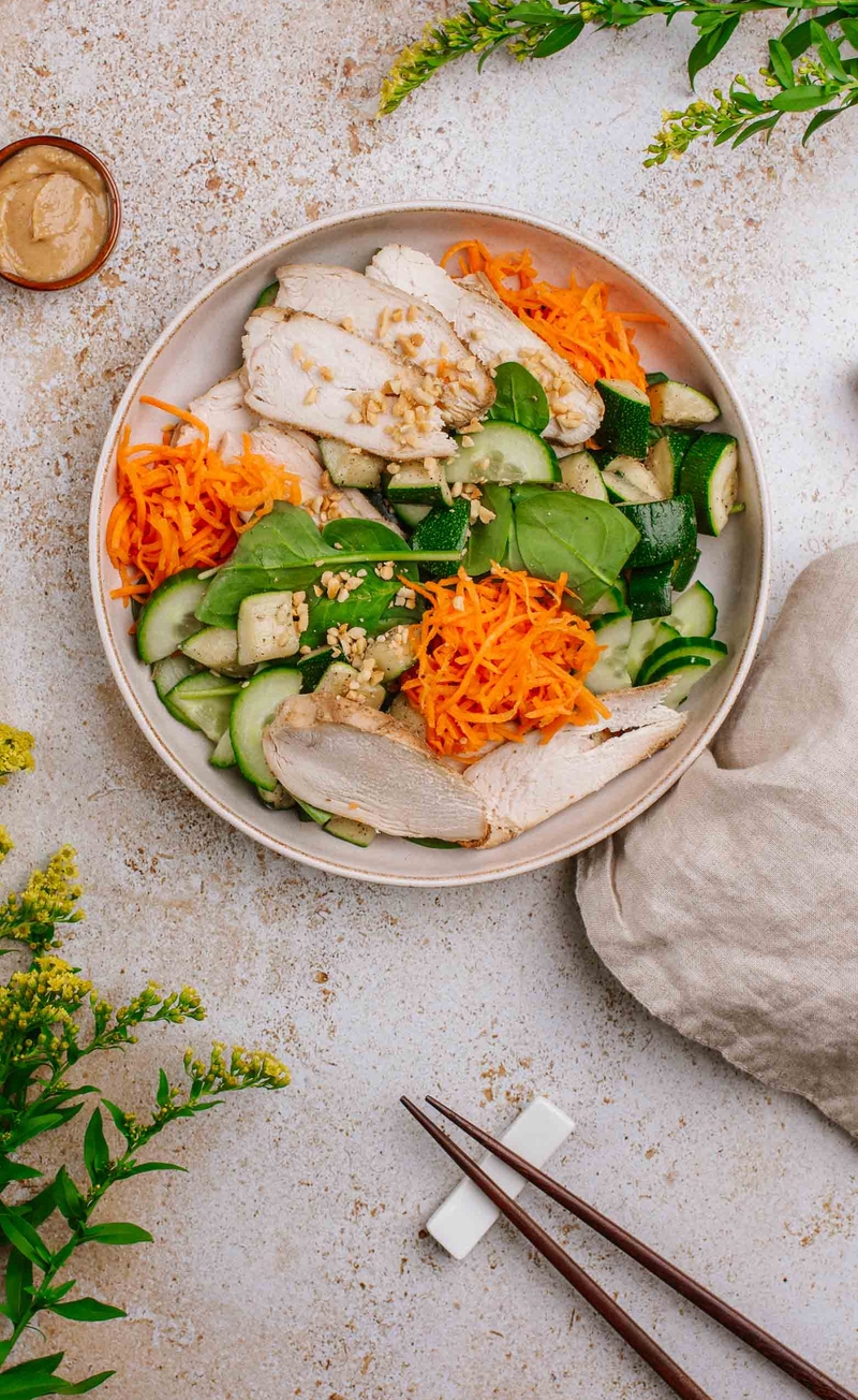 Azjatycka sałatka z kurczakiem satay, cukinią, ogórkiem i marchewką, orzechowy dressing