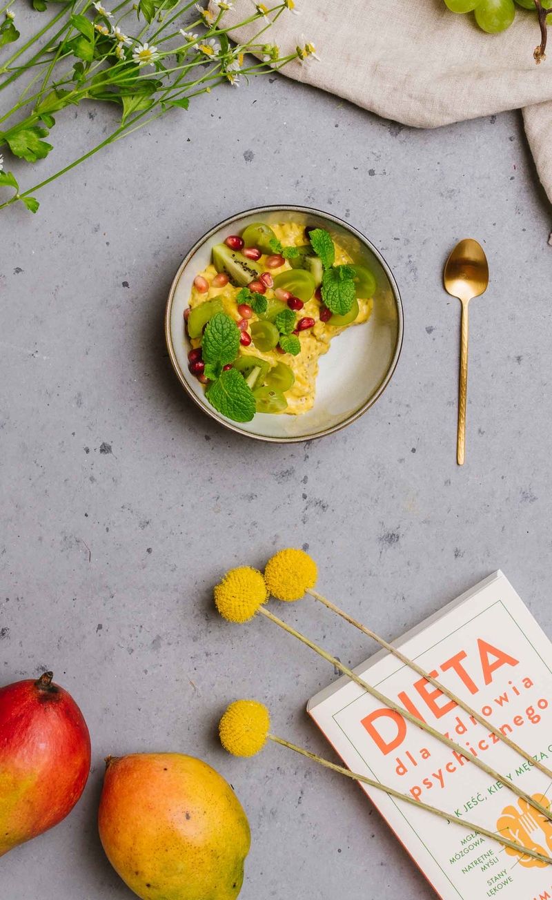 Pudding mango z tapioką i chia, kiwi, winogrona
