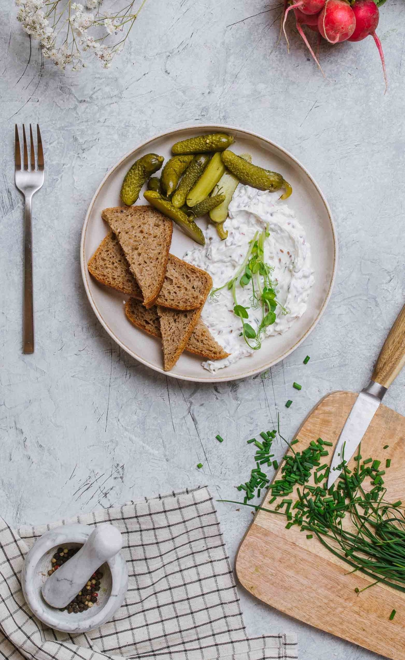 Twarożek z rzodkiewką, szczypiorkiem i nasionami, chleb razowy, pikle