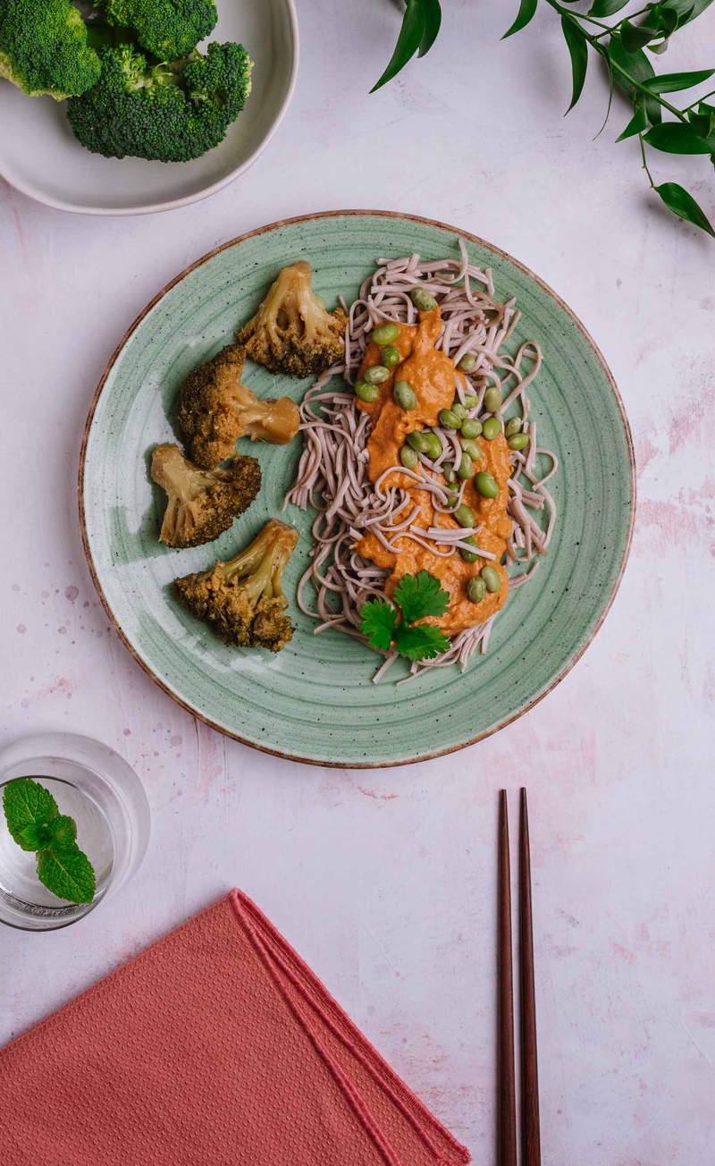 Gryczany makaron soba w sosie pomidorowo-kokosowym z miso, fasolka edamame, brokuły teriyaki