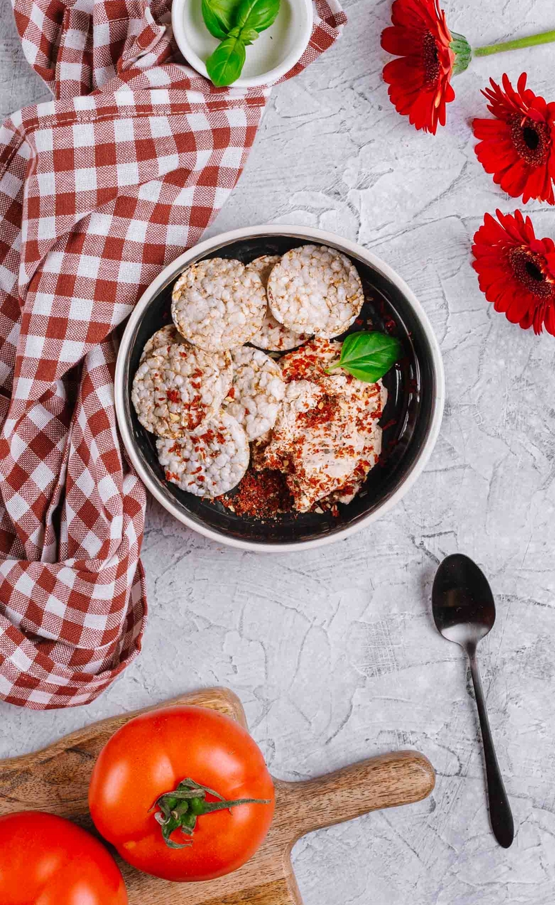 Pasta z serka śmietankowego, słonecznika i suszonych pomidorów, wafelki z brązowego ryżu