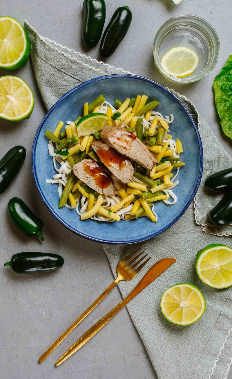 Pierś kaczki pieczona w słodko-pikantnej glazurze z tamaryndowcem z fasolką, makaron chow mein