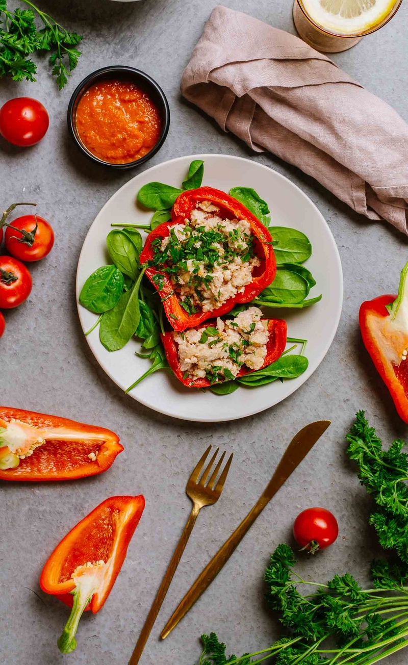 Keto papryka faszerowana kurczakiem, boczkiem i serem żółtym, sos pomidorowy