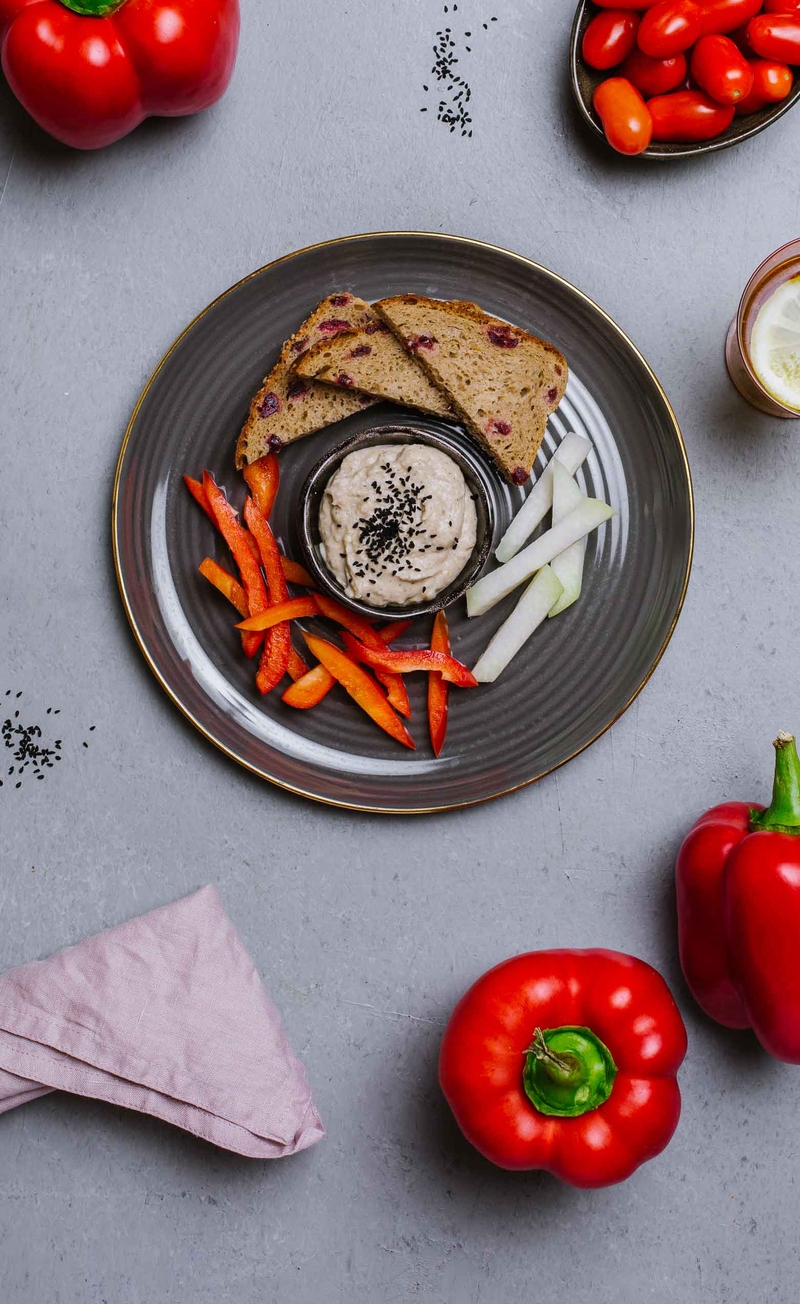 Hummus z fasoli z kuminem, chleb pełnoziarnisty z żurawiną, słupki warzyw
