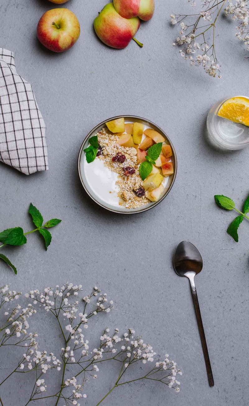 Jogurt z miodem z musli z suszonymi owocami i pieczonym jabłkiem
