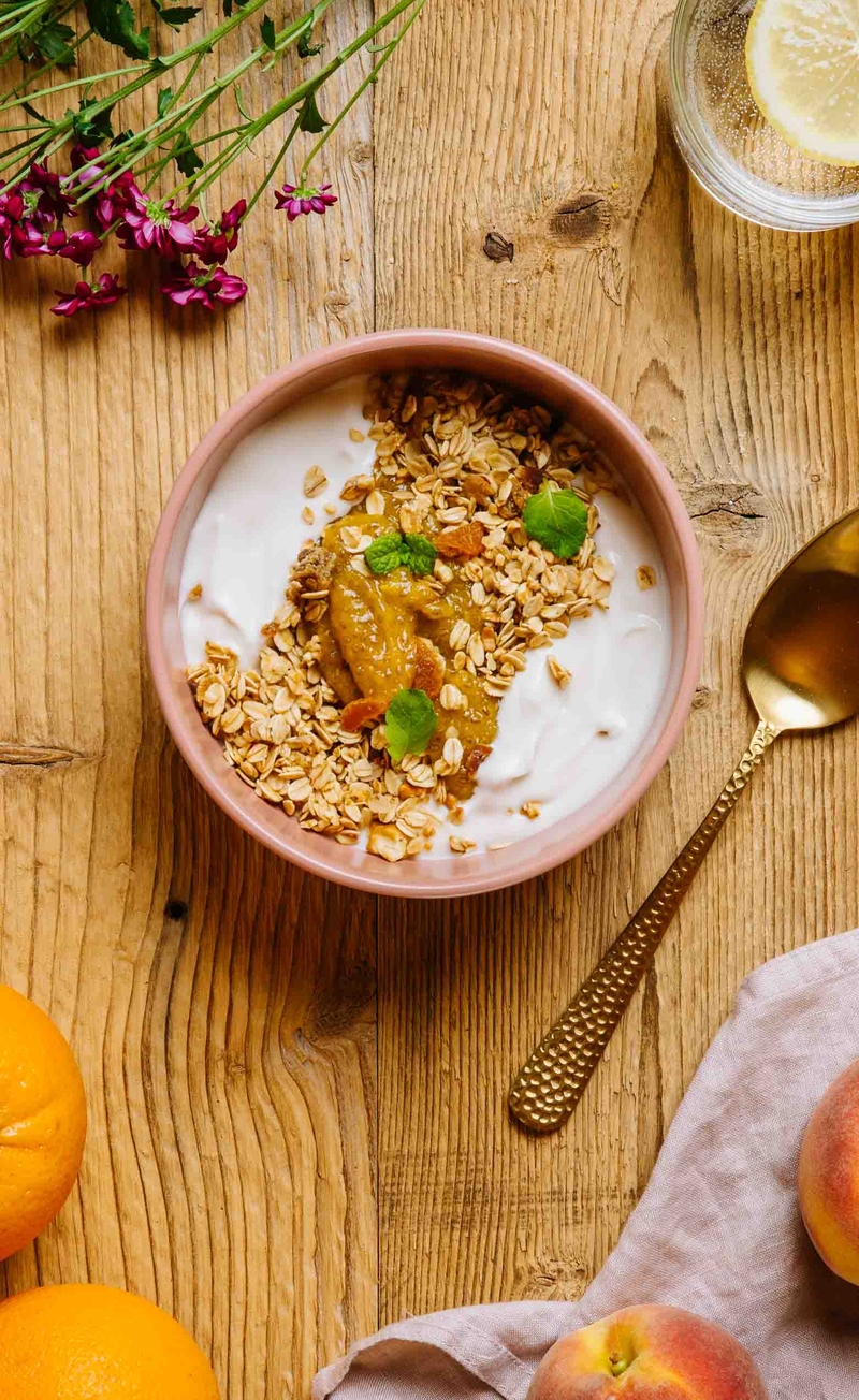 Granola z suszonymi morelami i daktylami, grecki jogurt kokosowy z syropem daktylowym, konfitura z brzoskwini i pomarańczy