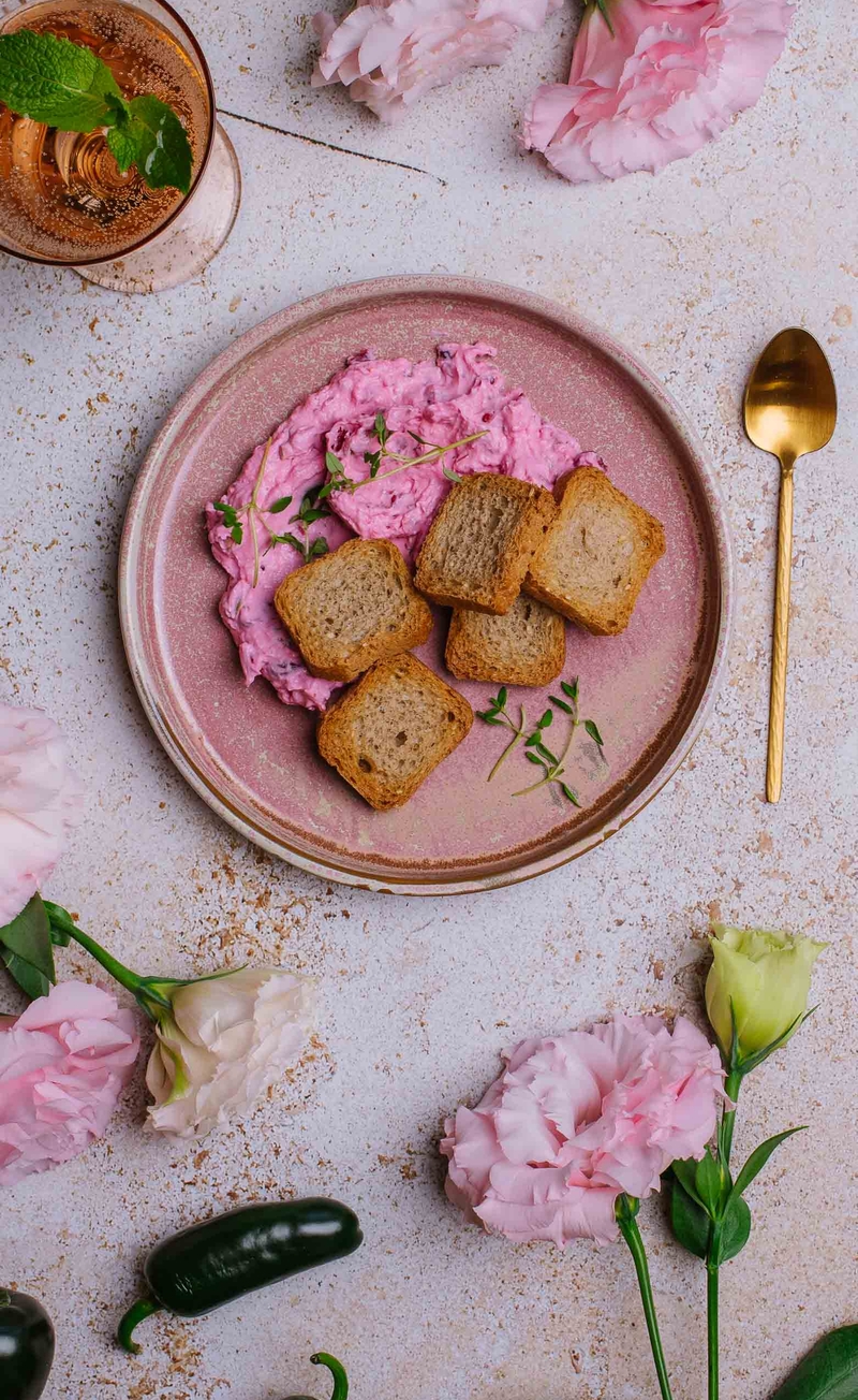 Żurawinowy dip z jalapeno i creme fraiche, mini sucharki