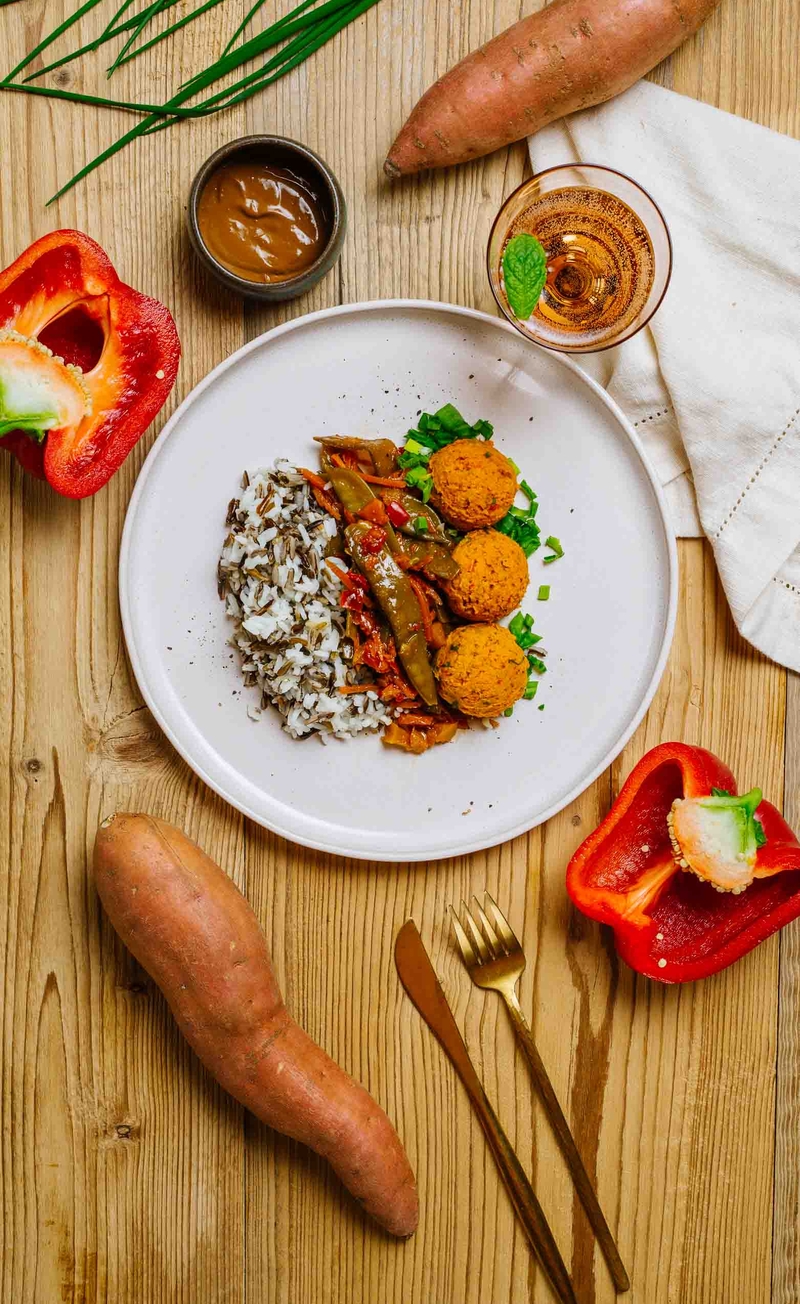 Klopsiki z batatów i ciecierzycy w sosie orzechowym, ryż jaśminowy z dzikim, warzywny stir-fry