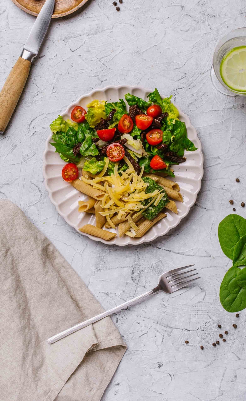 Pełnoziarniste penne z serem dojrzewającym Czarna Perła, pomidorkami i sałatą rzymską, pesto szpinakowe