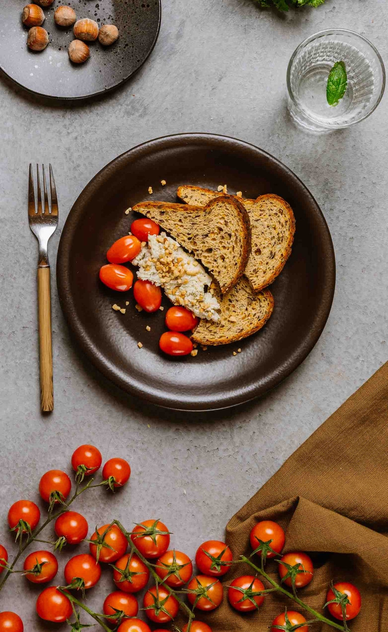 Pasta z lazurem i orzechami laskowymi z keto chlebem i pomidorkami cherry