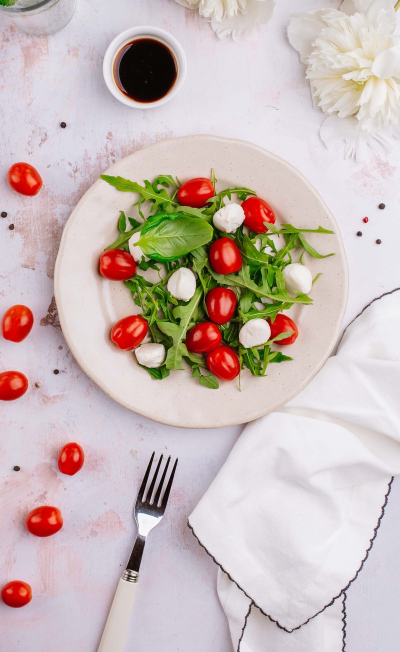 Mini caprese z rukolą i pomidorkami, krem balsamiczny