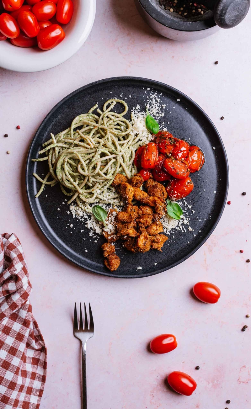 Razowe spaghetti z pesto bazyliowym, kurczakiem i tartym parmezanem, pieczone pomidorki
