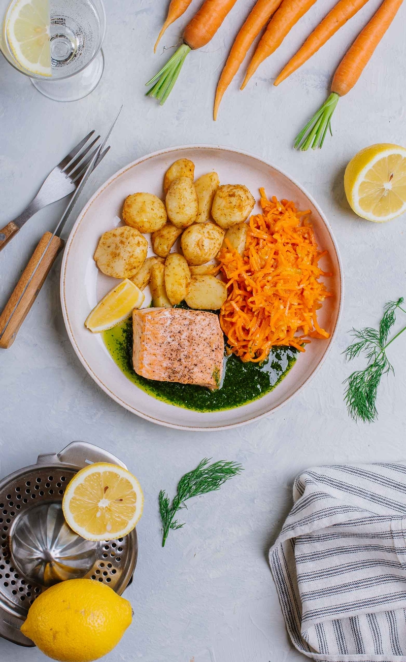 Filet łososia w koperku, pieczone ziemniaki, surówka z marchewki i jabłka