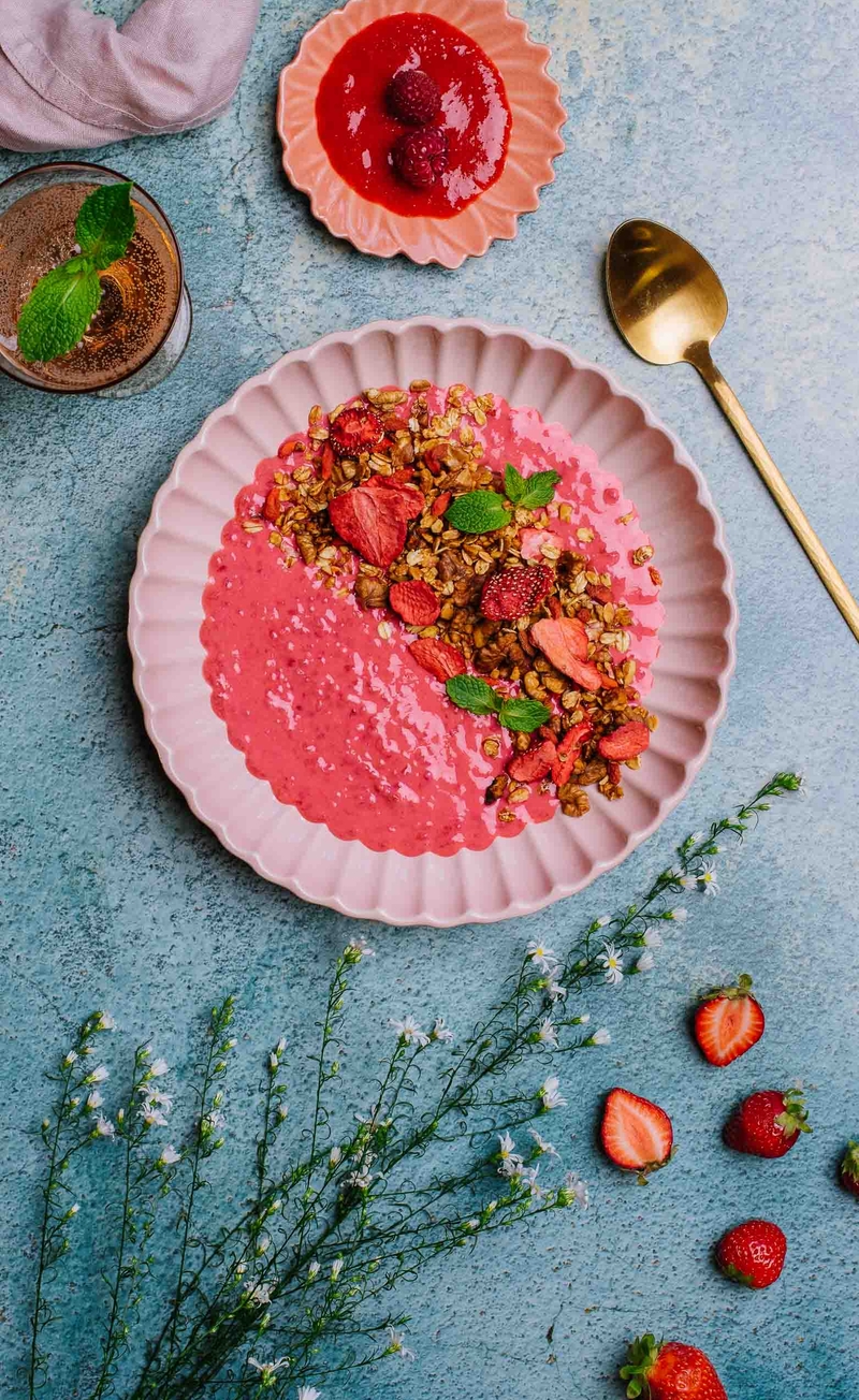 Różowy śniadaniowy bowl: granola z liofilizowanymi truskawkami i jagodami goji, malinowy jogurt grecki, sos z różowych owoców