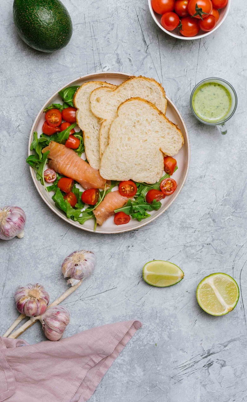 Chałka z łososiem i guacamole, rukola z pomidorkami