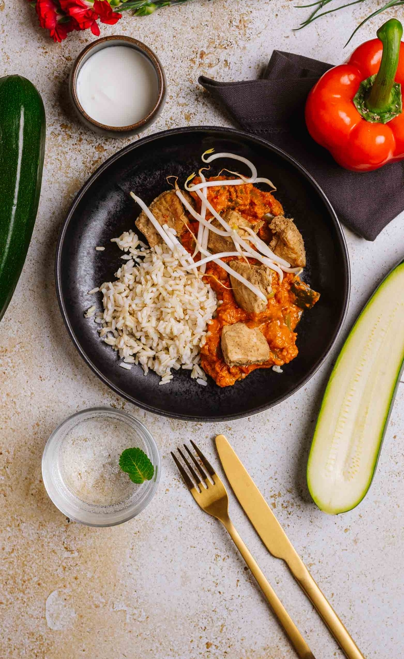 Czerwone curry z indykiem, cukinią, fasolką szparagową, papryką, jogurt naturalny, ryż brązowy