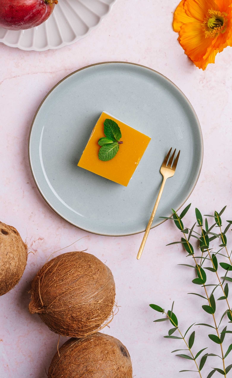 Kokosowy sernik na zimno z galaretką mango