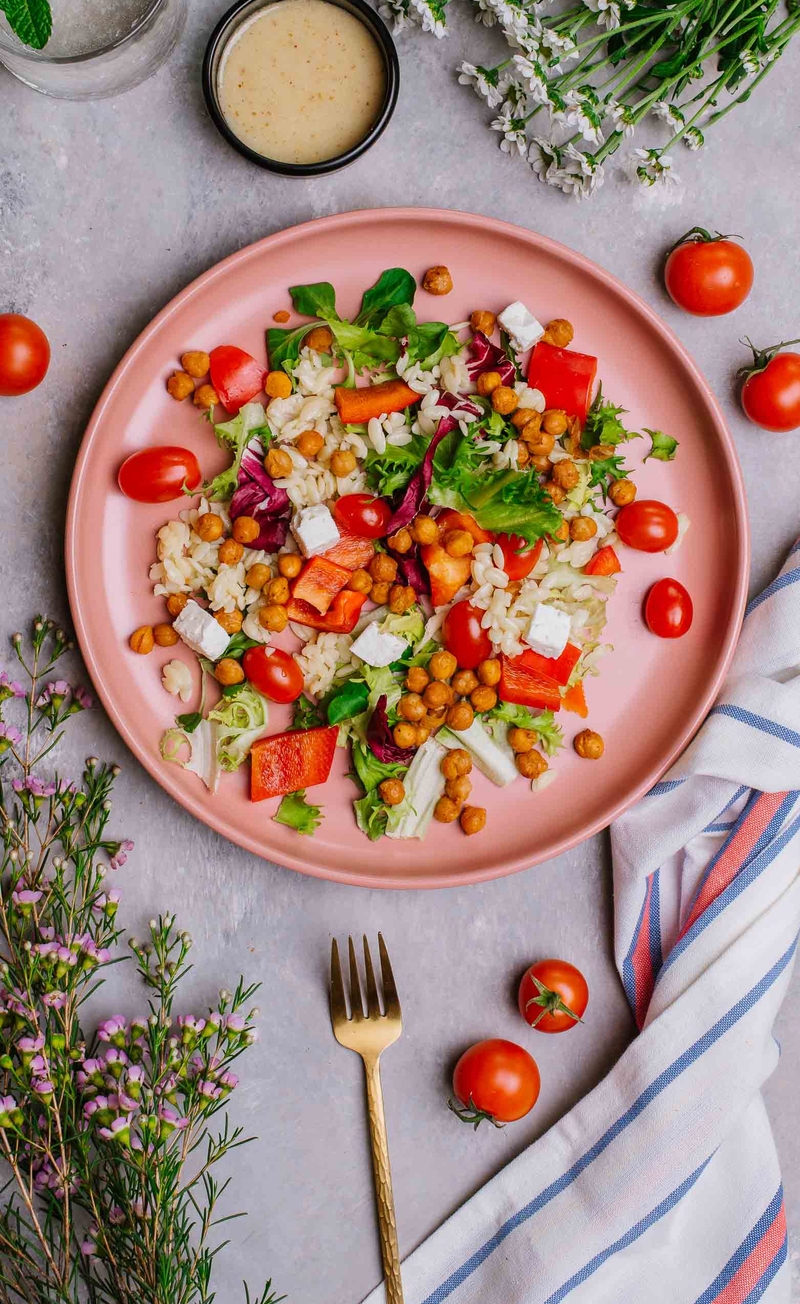 Chrupiąca sałatka z makaronem orzo, warzywami, ciecierzycą i owczo-kozim serem feta, sos miodowo-musztardowy