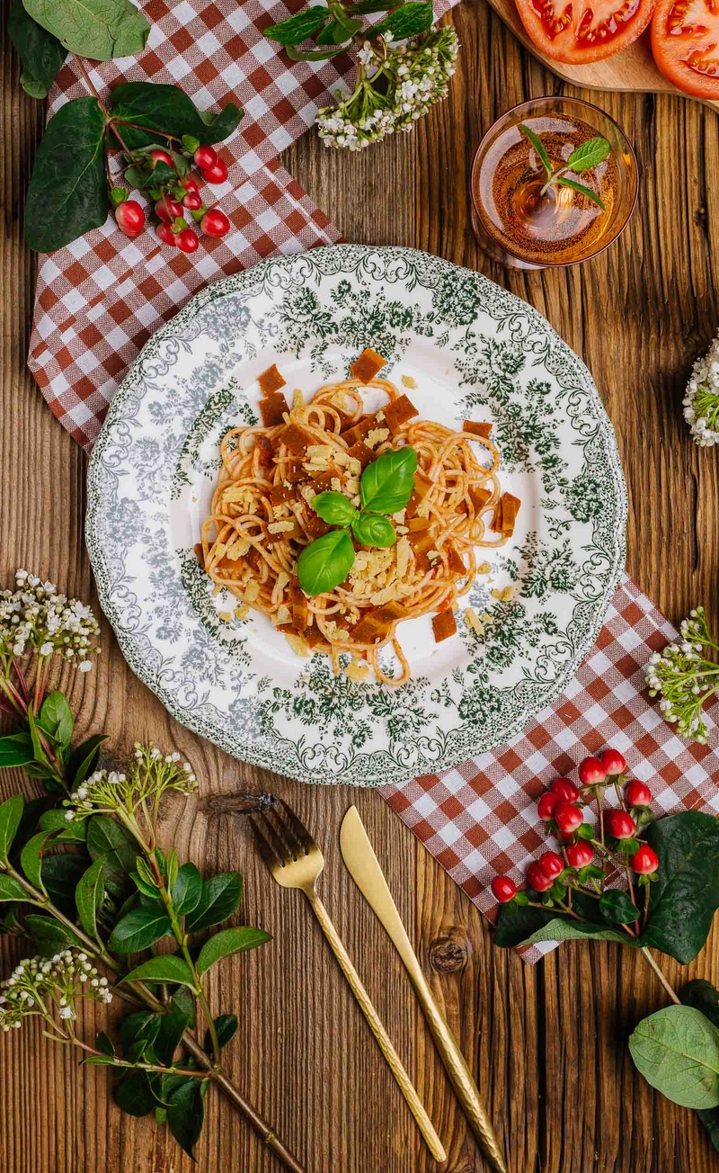 Roślinna amatriciana, czyli spaghetti w sosie pomidorowym z wege boczkiem i parmezanem z nerkowców