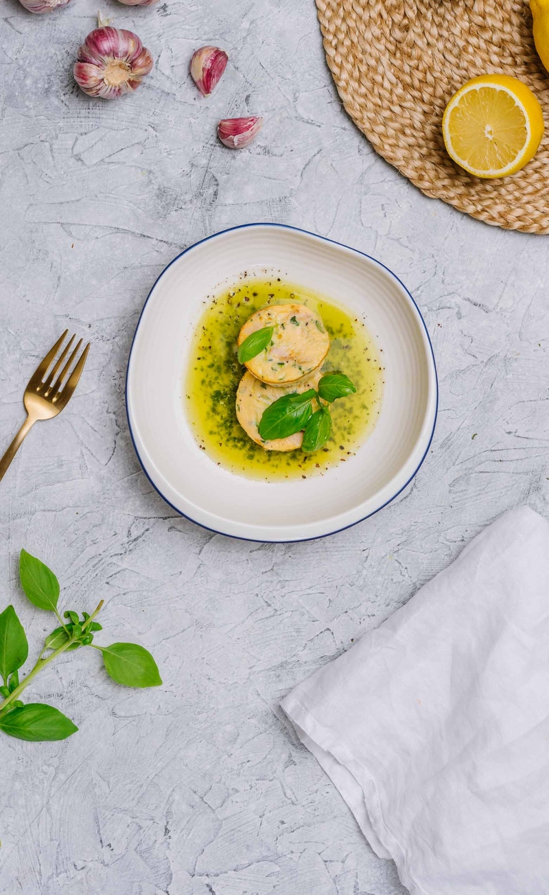 Muffiny jajeczne z cukinią i szynką, pesto bazyliowe