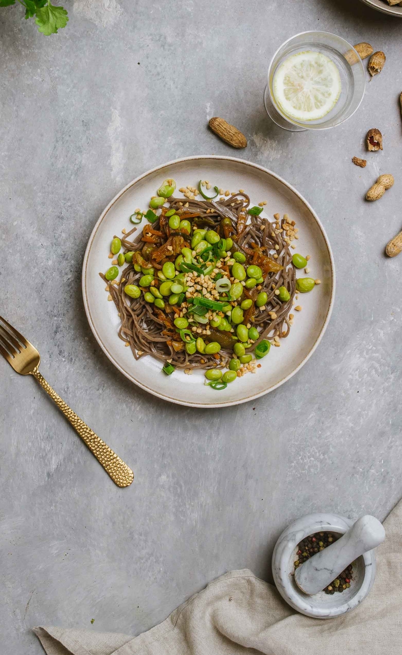 Stir fry z makaronem soba, fasolką edamame, kapustą pekińską i marchewką w sosie teriyaki