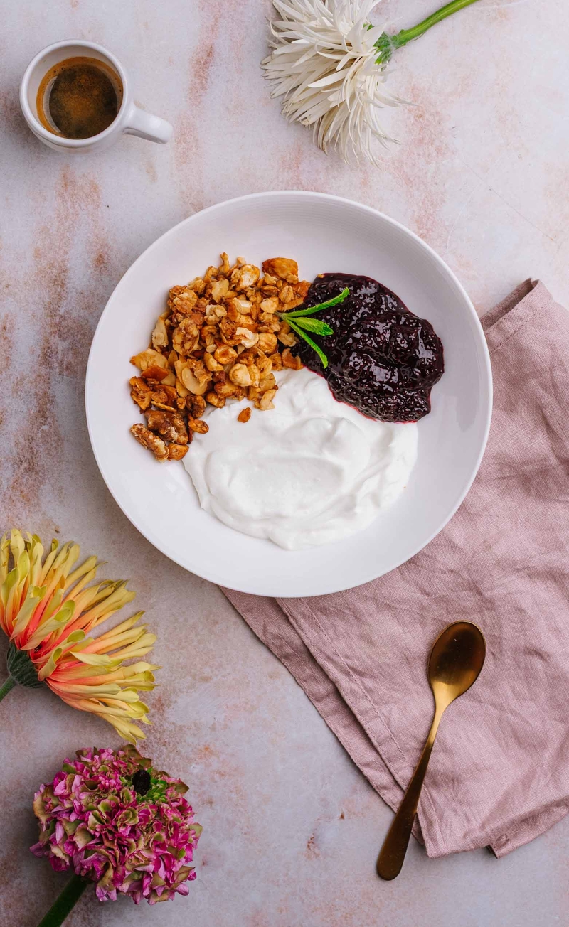 Orzechowa granola, jogurt naturalny, mus z owoców leśnych