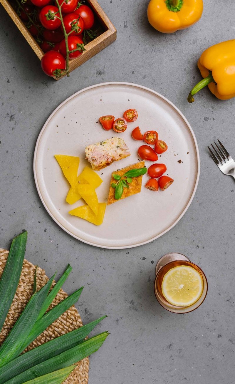 Frittata z porem, wędzonym boczkiem i serem cheddar, świeże warzywa