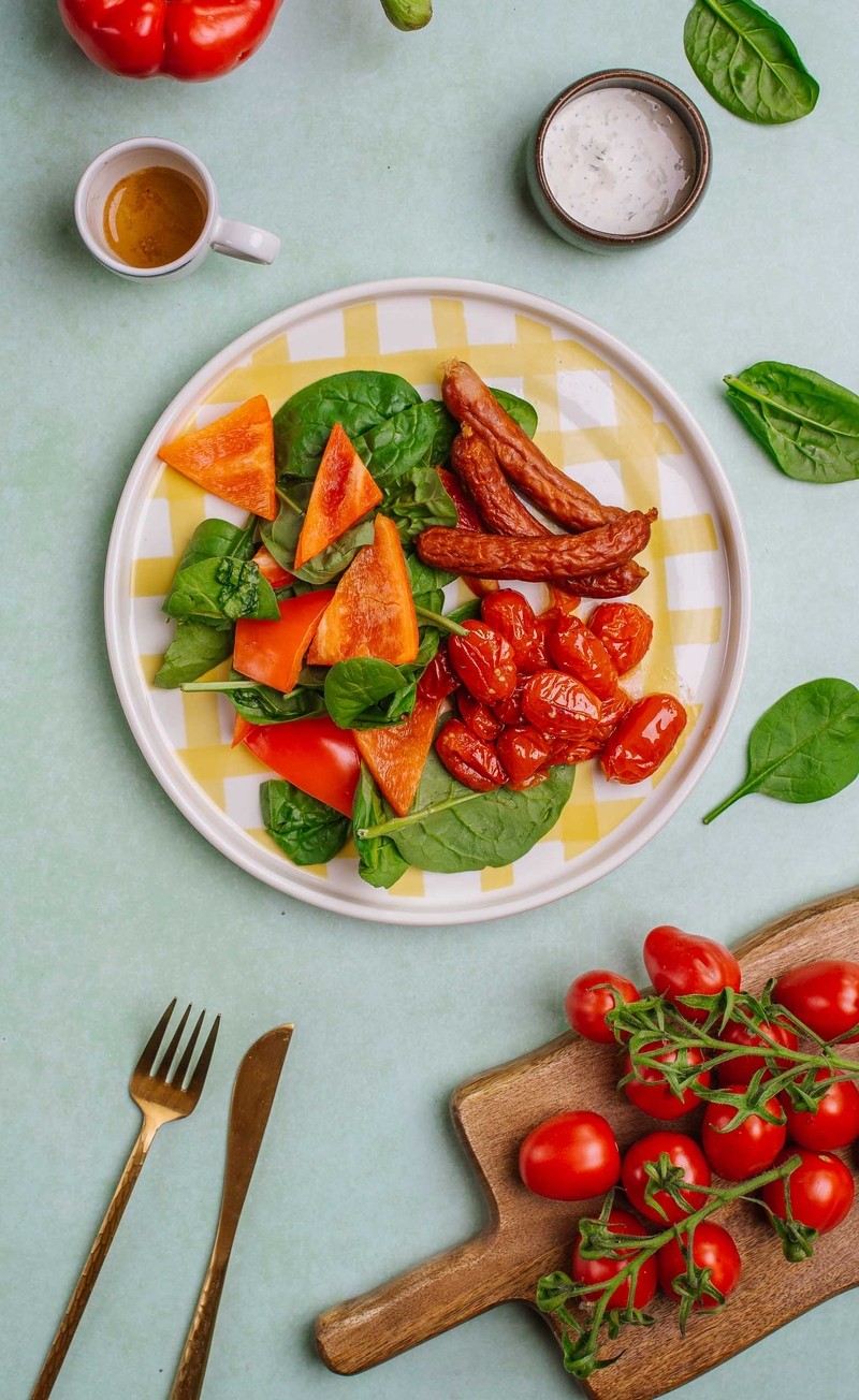 Frankfurterki z pieczonymi pomidorkami, keto sos koperkowo-majonezowy, świeże warzywa