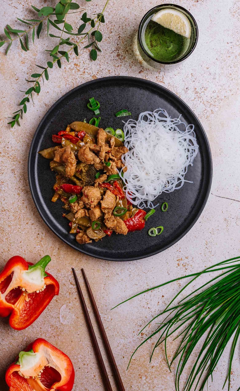 Kurczak z warzywami stir-fry w sosie sojowym z zieloną cebulką, makaron sojowy