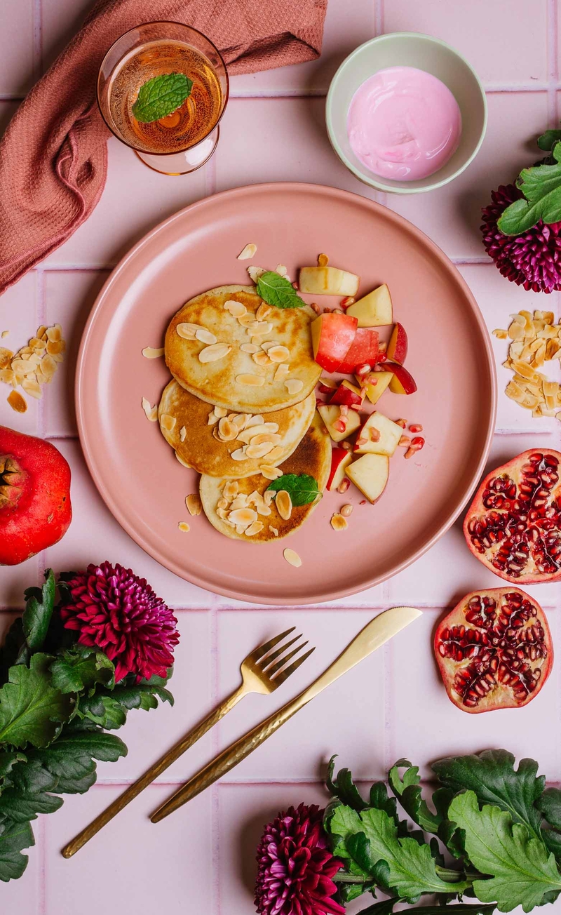 Pancakes z różowym, waniliowym serkiem i migdałami, jabłko z granatem